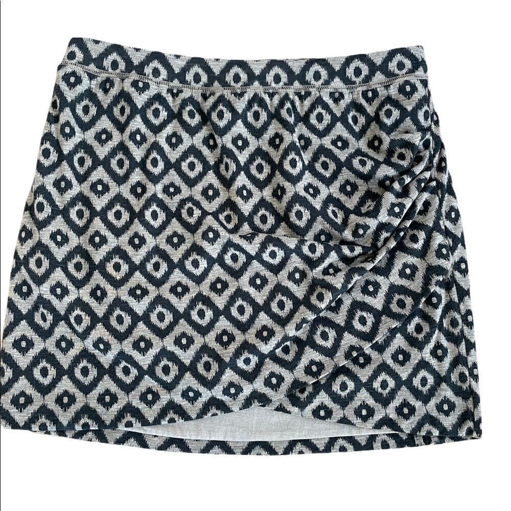 Gap gray and blue faux wrap mini skirt, elastic waist, size M.